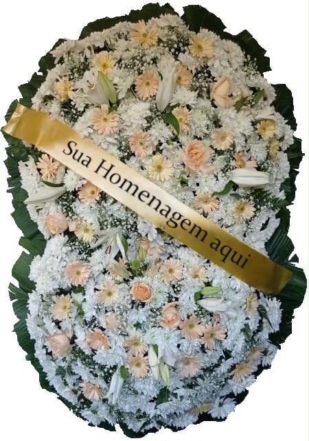 Coroa de flores brancas e claras com faixa de homenagem